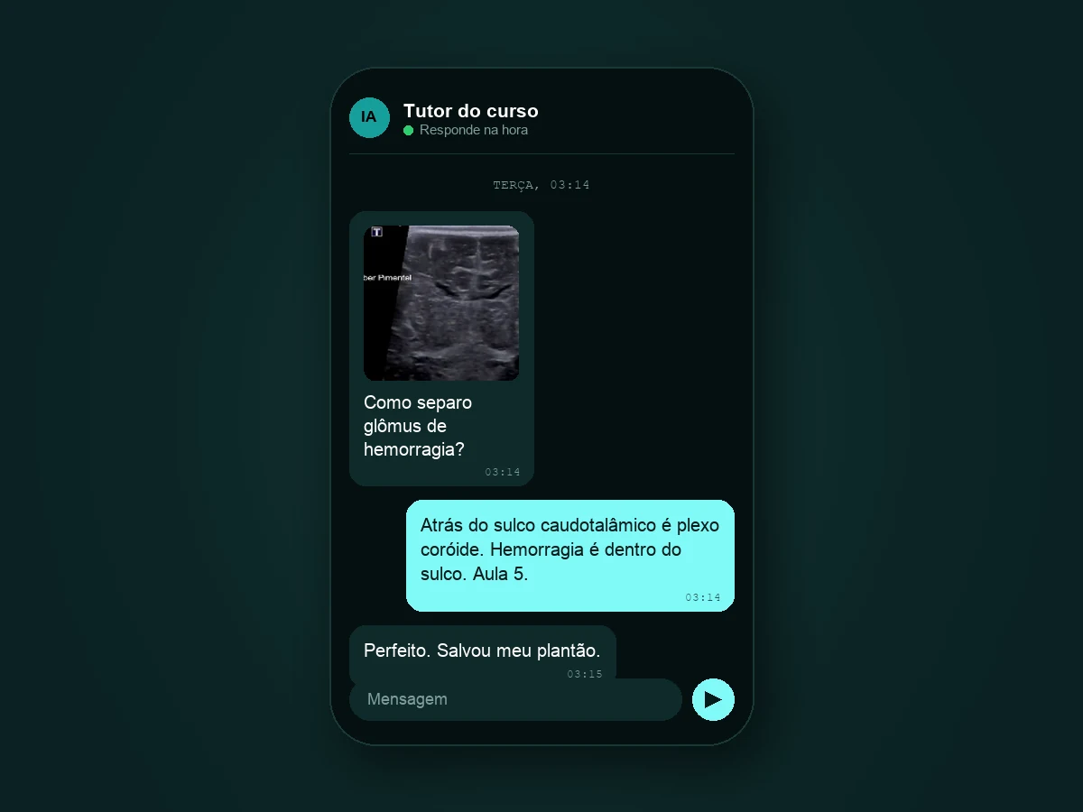 Celular exibindo a conversa com o tutor de inteligencia artificial do curso, respondendo uma duvida de madrugada